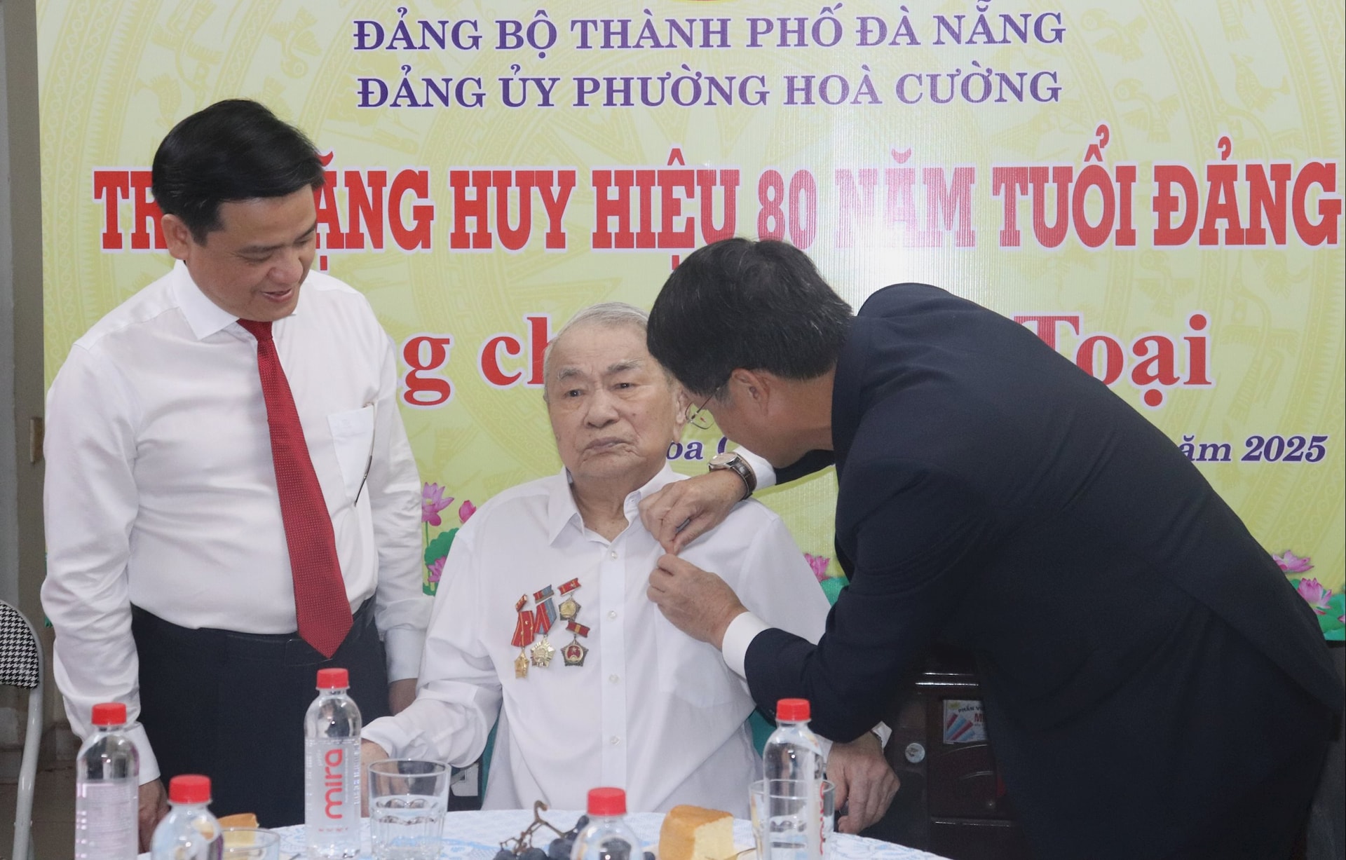 Các đơn vị, địa phương trao Huy hiệu Đảng đợt 2/9 cho đảng viên