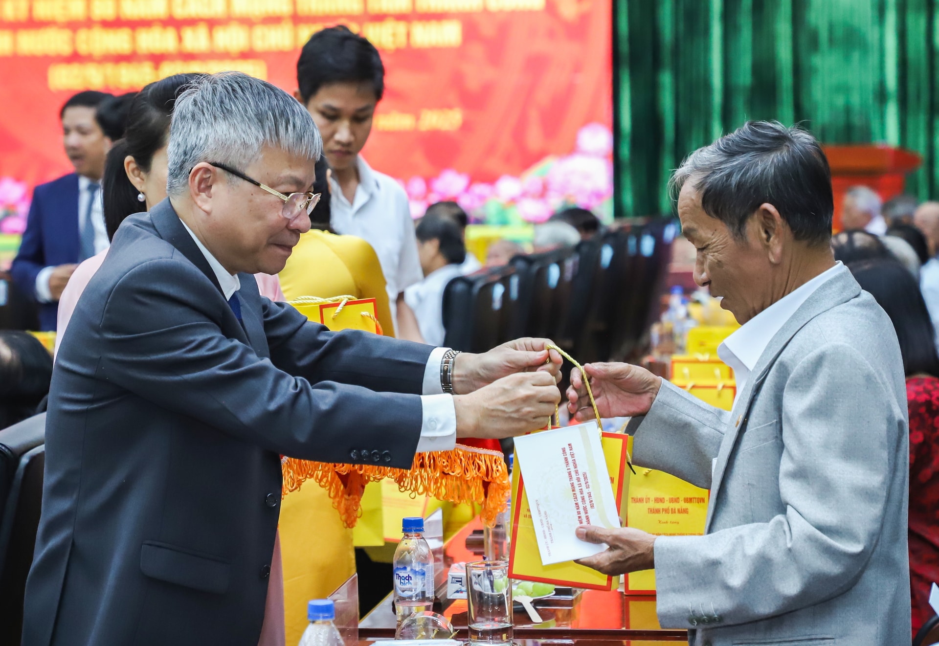 25 anh dung trao