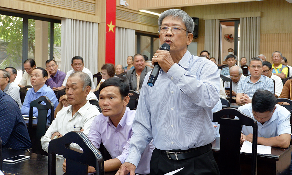 Cử tri phường Hòa Khánh nêu kiến nghị tại buổi tiếp xúc