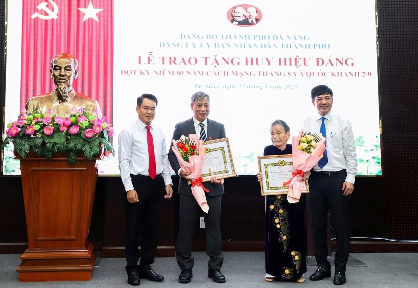 Trao Huy hiệu 45 năm tuổi Đảng cho đảng viên đủ tiêu chuẩn. Ảnh: NGỌC PHÚ