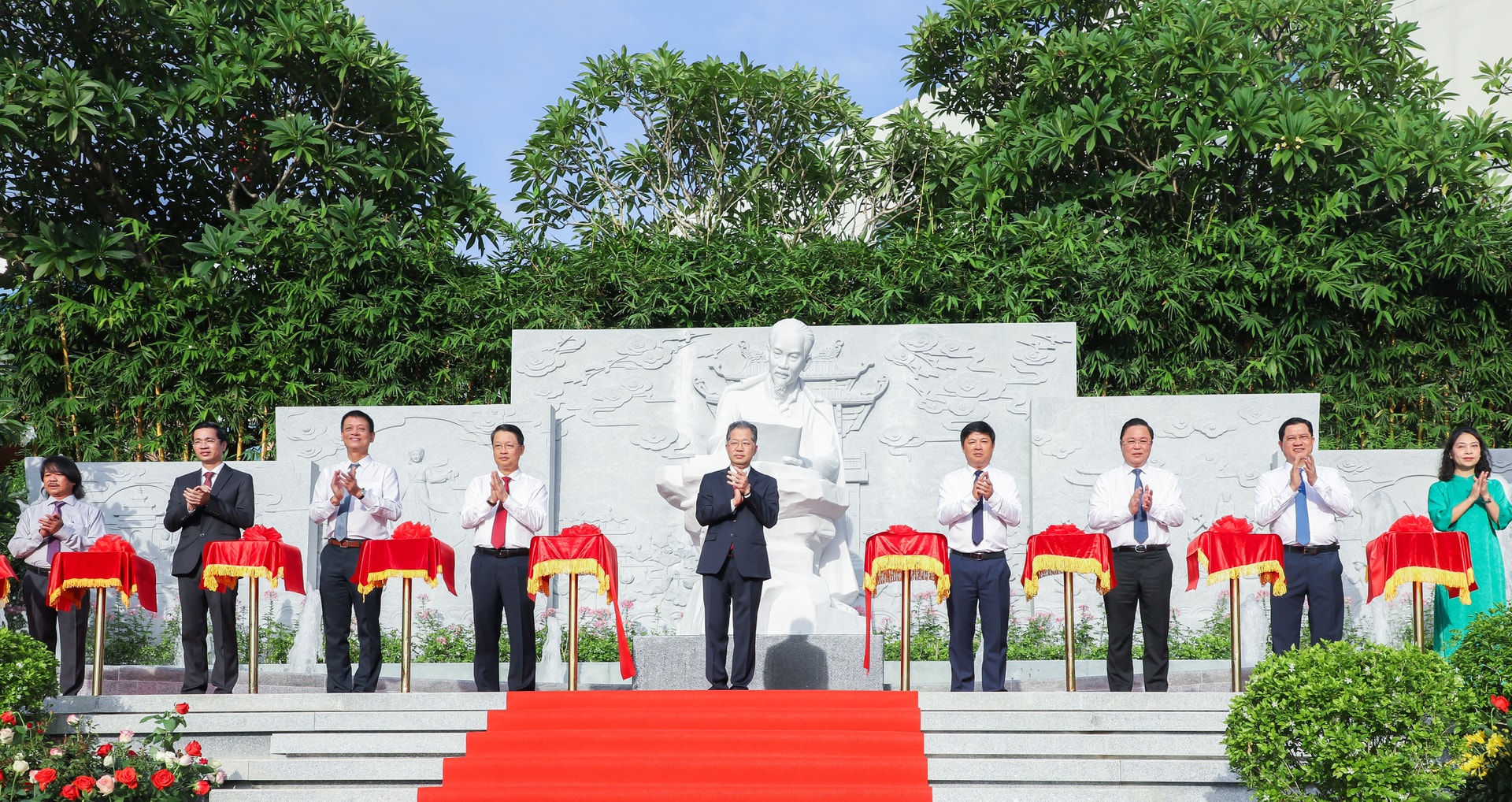 Các đại biểu cắt băng khánh thành công trình. Ảnh: Ngọc Phú