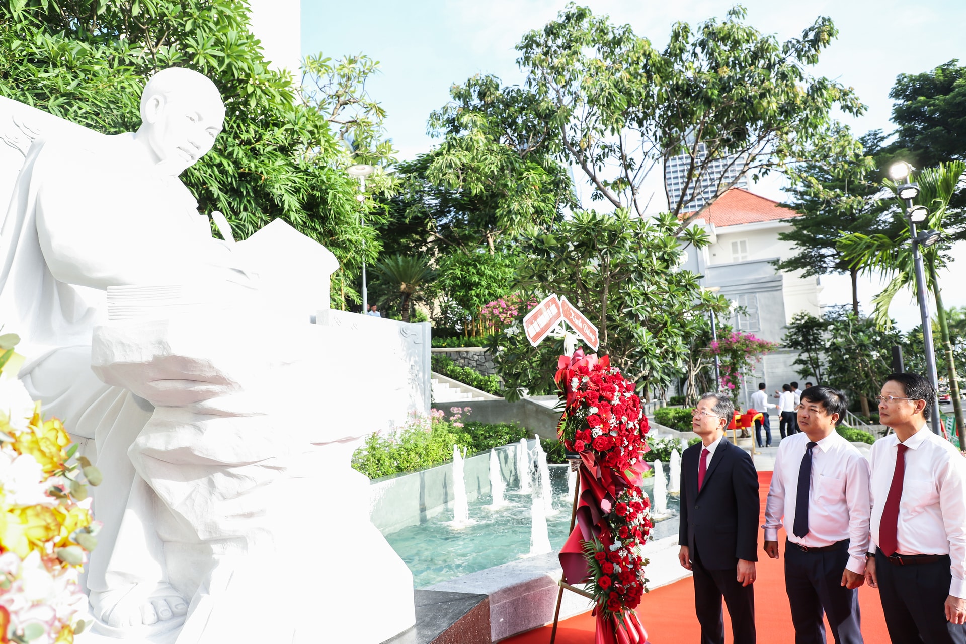 Lãnh đạo thành phố tham quan công trình