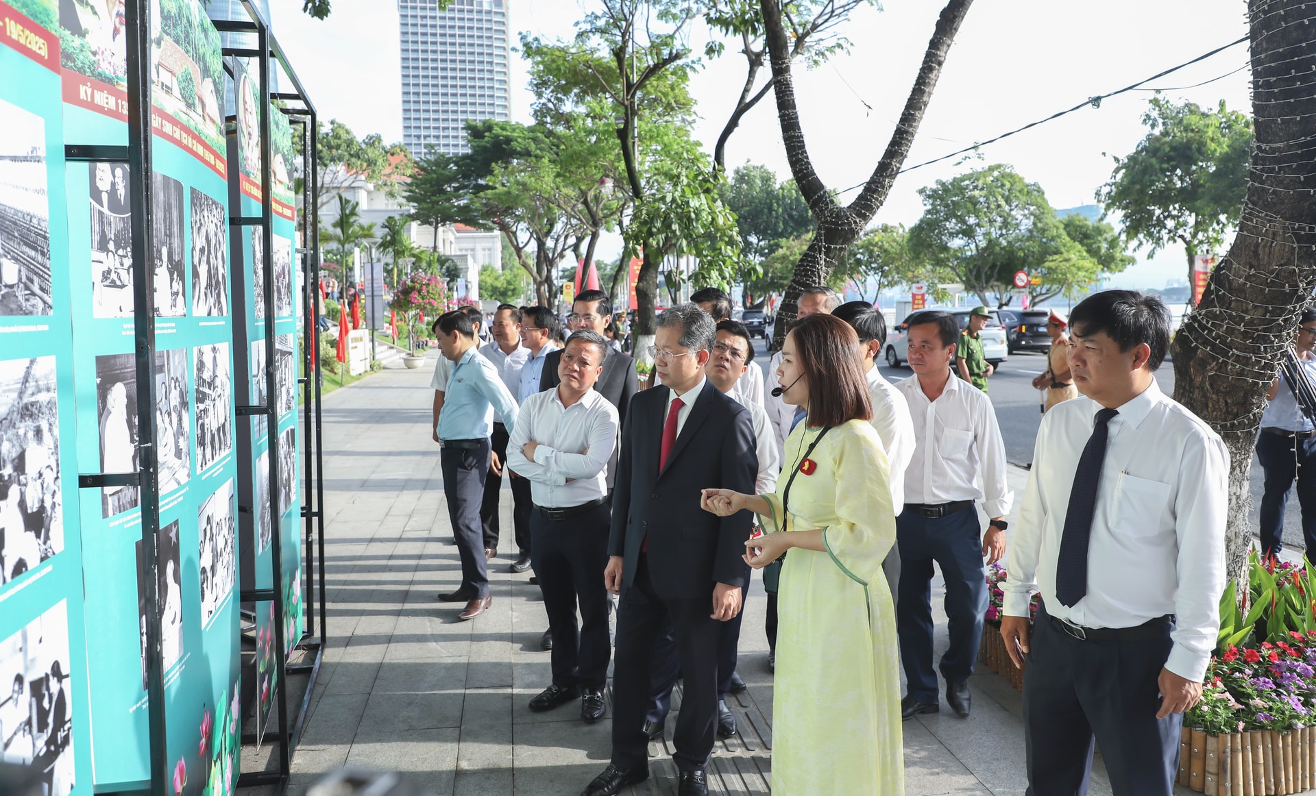 Lãnh đạo thành phố tham quan triển lãm "Cuộc đời - thân thế - sự nghiệp Bác Hồ" tại khuôn viên Thư viện Khoa học tổng hợp Đà Nẵng. Ảnh: NGỌC PHÚ