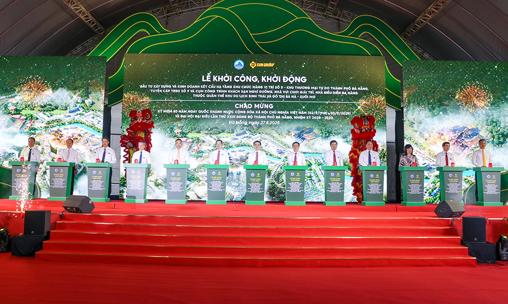 Các đại biểu thực hiện nghi thức khởi công, khởi động đầu tư xây dựng và kinh doanh kết cấu hạ tầng khu chức năng vị trí số 5 - Khu thương mại tự do thành phố Đà Nẵng