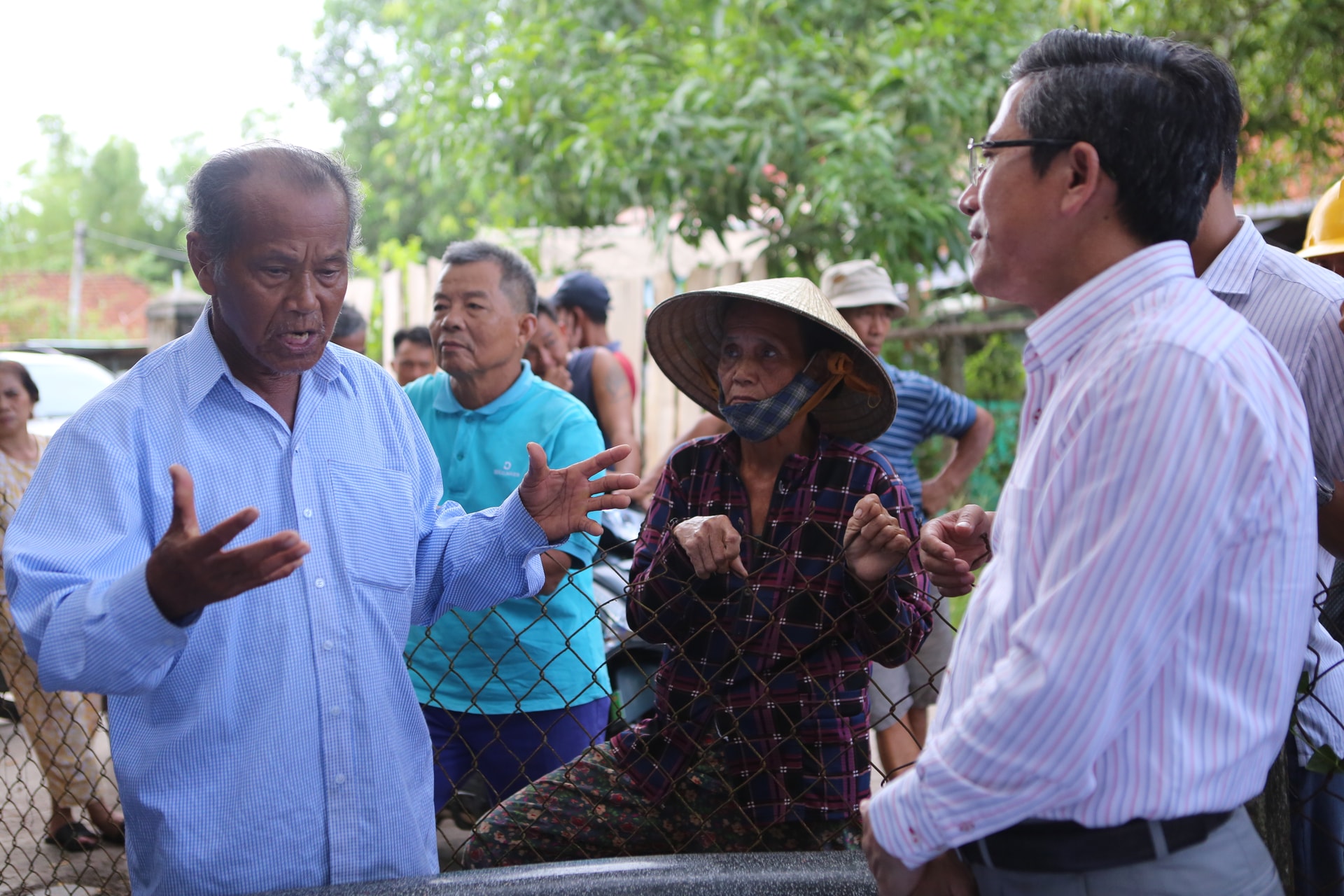 Phó Chủ tịch UBND thành phố Trần Nam Hưng (bên phải) lắng nghe ý kiến người dân bị ảnh hưởng bởi dự án. Ảnh: THÀNH CÔNG