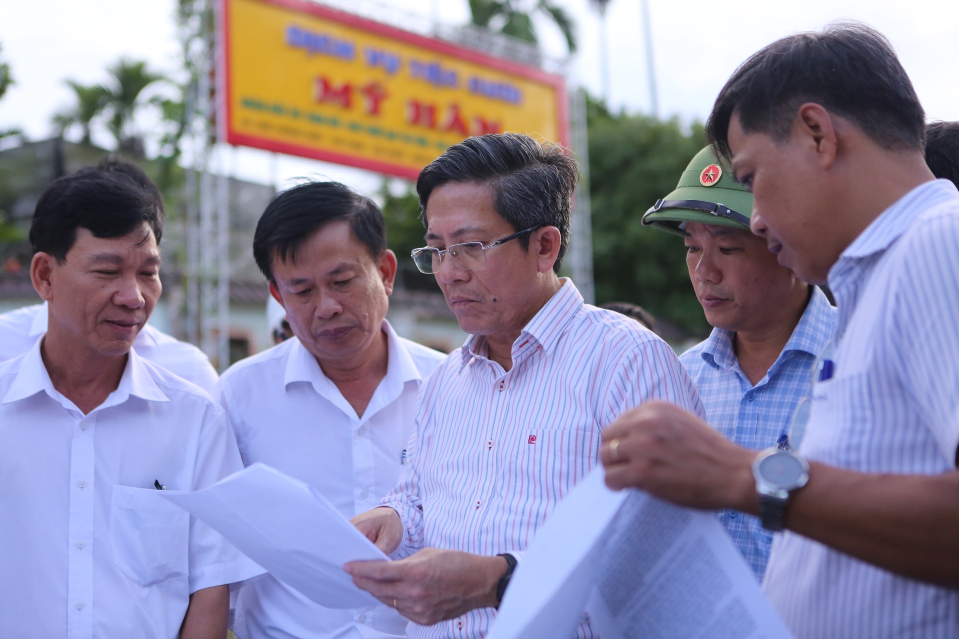 Phó Chủ tịch UBND thành phố Trần Nam Hưng (thứ 3, bên trái sang) kiểm tra tình hình triển khai dự án tại xã Tiên Phước. Ảnh: THÀNH CÔNG