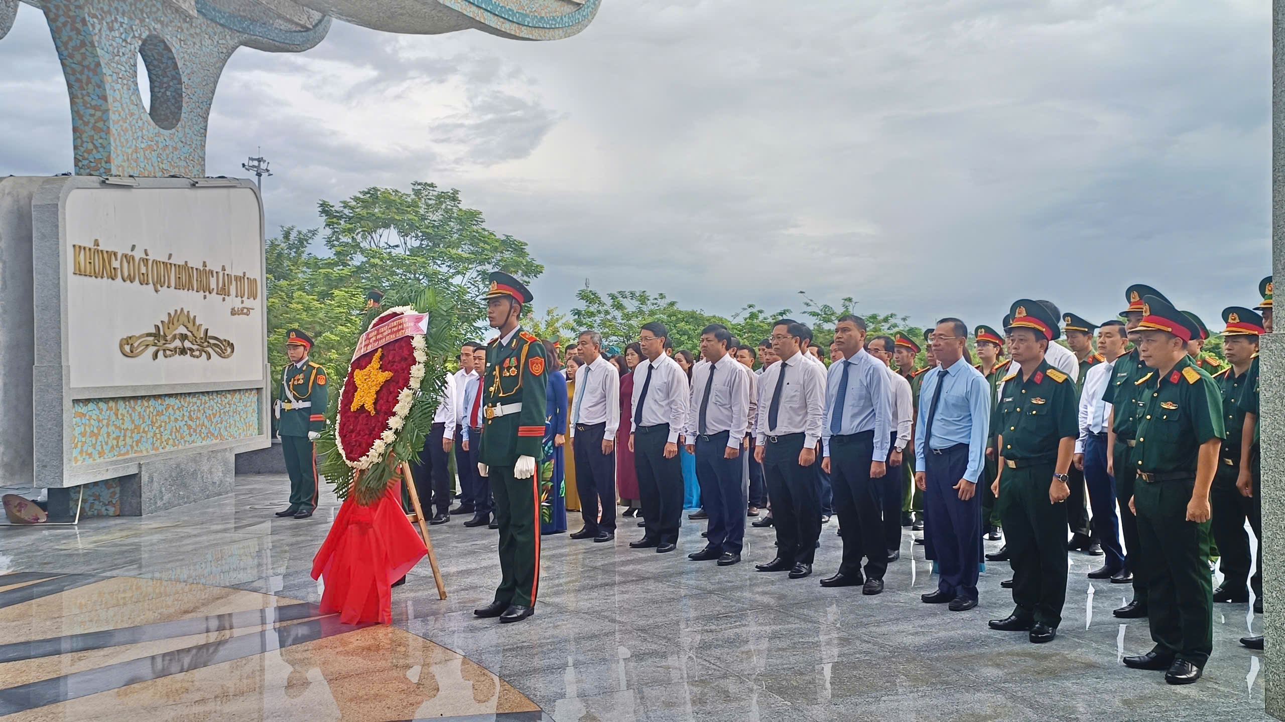 Lãnh đạo thành phố dâng hương Nghĩa trang liệt sĩ nhân kỷ niệm Quốc khánh 2/9