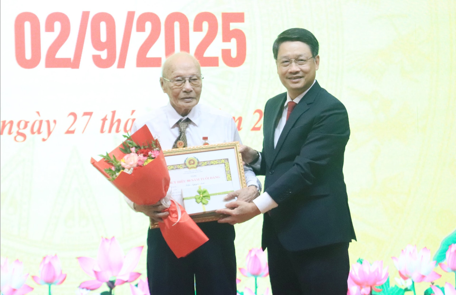 Phó Bí thư Thành ủy Ngô Xuân Thắng (bên phải) trao Huy hiệu 80 năm tuổi Đảng cho đảng viên. Ảnh: ĐẮC MẠNH
