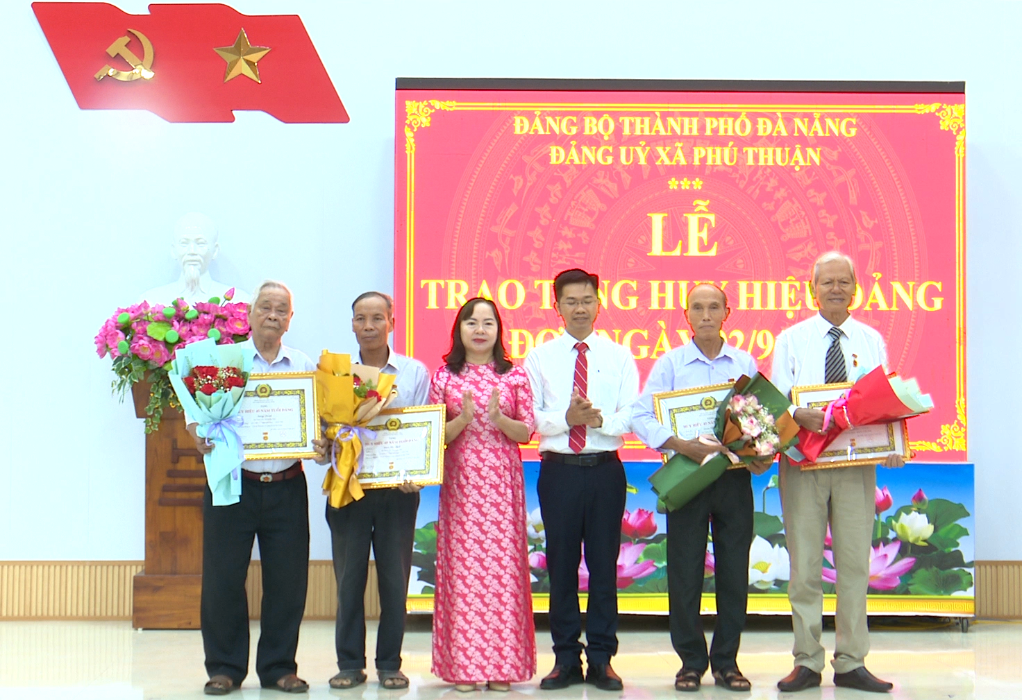 Lãnh đạo Đảng ủy xã Phú Thuận trao Huy hiệu Đảng cho đảng viên. Ảnh: NHẬT DUY
