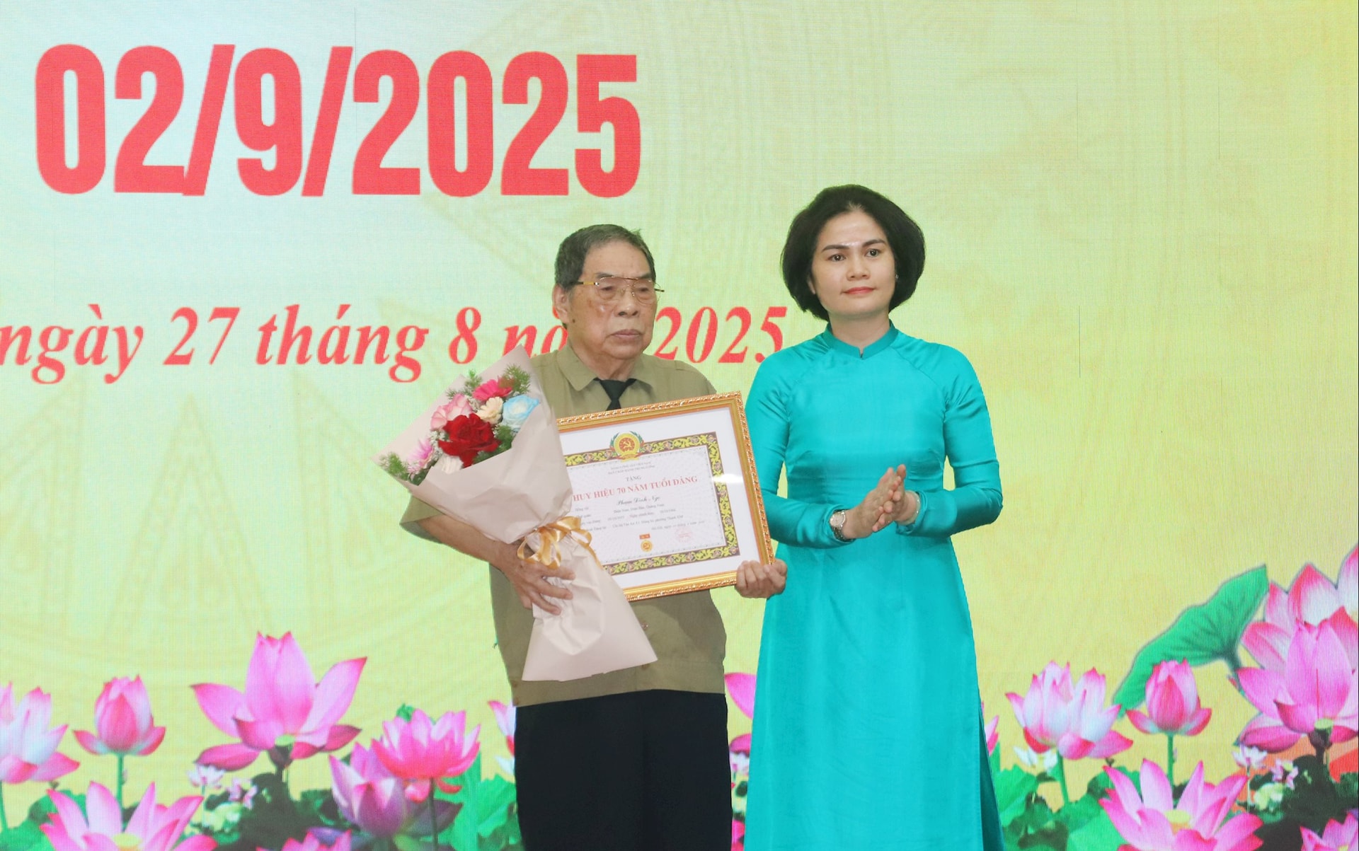 Chủ nhiệm Ủy ban Kiểm tra Thành ủy Lê Thị Mỹ Hạnh (bên phải) trao Huy hiệu 70 năm tuổi Đảng cho đảng viên. Ảnh: ĐẮC MẠNH