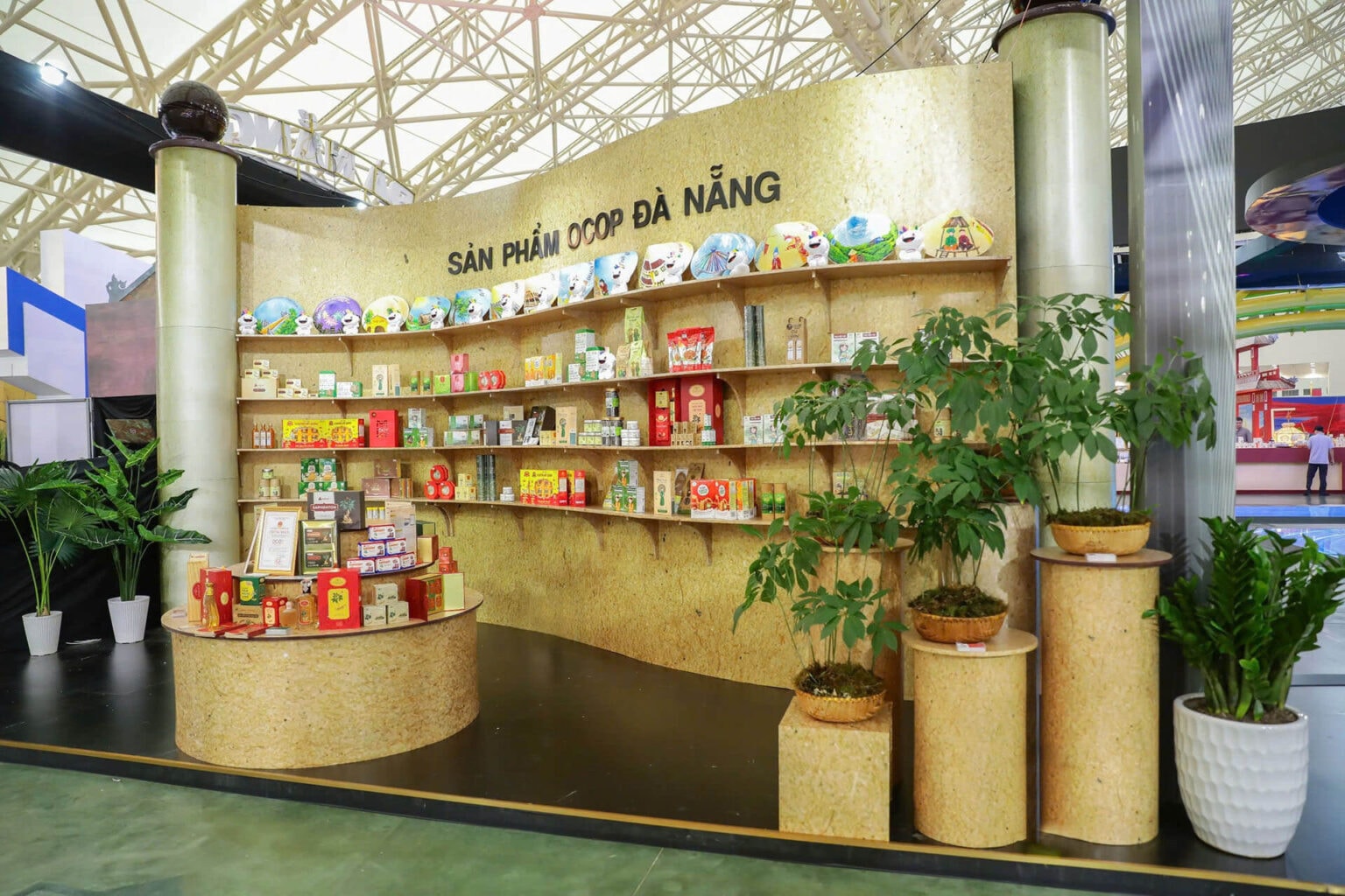Khu vực gian hàng OCOP, bên cạnh các sản phẩm đặc trưng của địa phương, Đà Nẵng giới thiệu đến du khách và đối tác sản phẩm Sâm Ngọc Linh, được mệnh danh là “quốc bảo Việt Nam”.