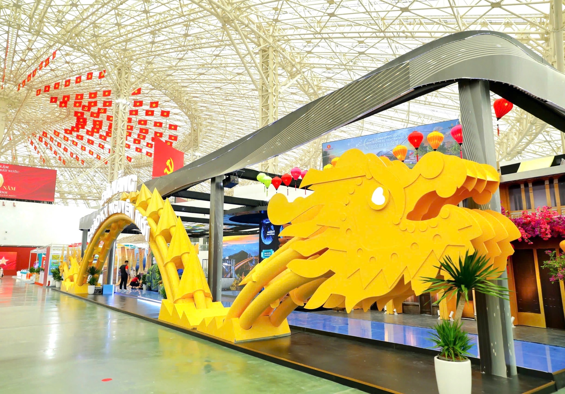 Gian trưng bày của thành phố Đà Nẵng được đặt tại sảnh 6, tầng 1, Trung tâm triển lãm quốc gia, thuộc phân khu “Tỉnh giàu, nước mạnh”. Ảnh: Sở VH-TT&DL.