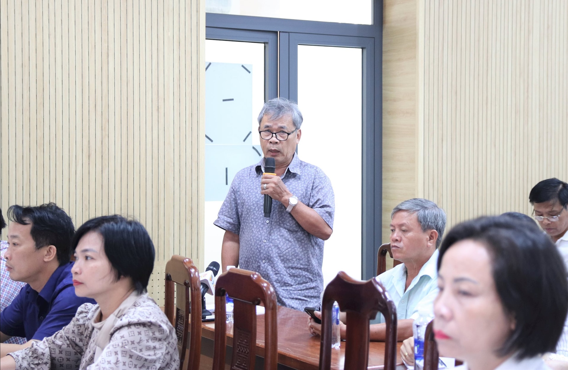Cử tri Trần Trà kiến nghị tại buổi tiếp xúc. Ảnh: T. HUY