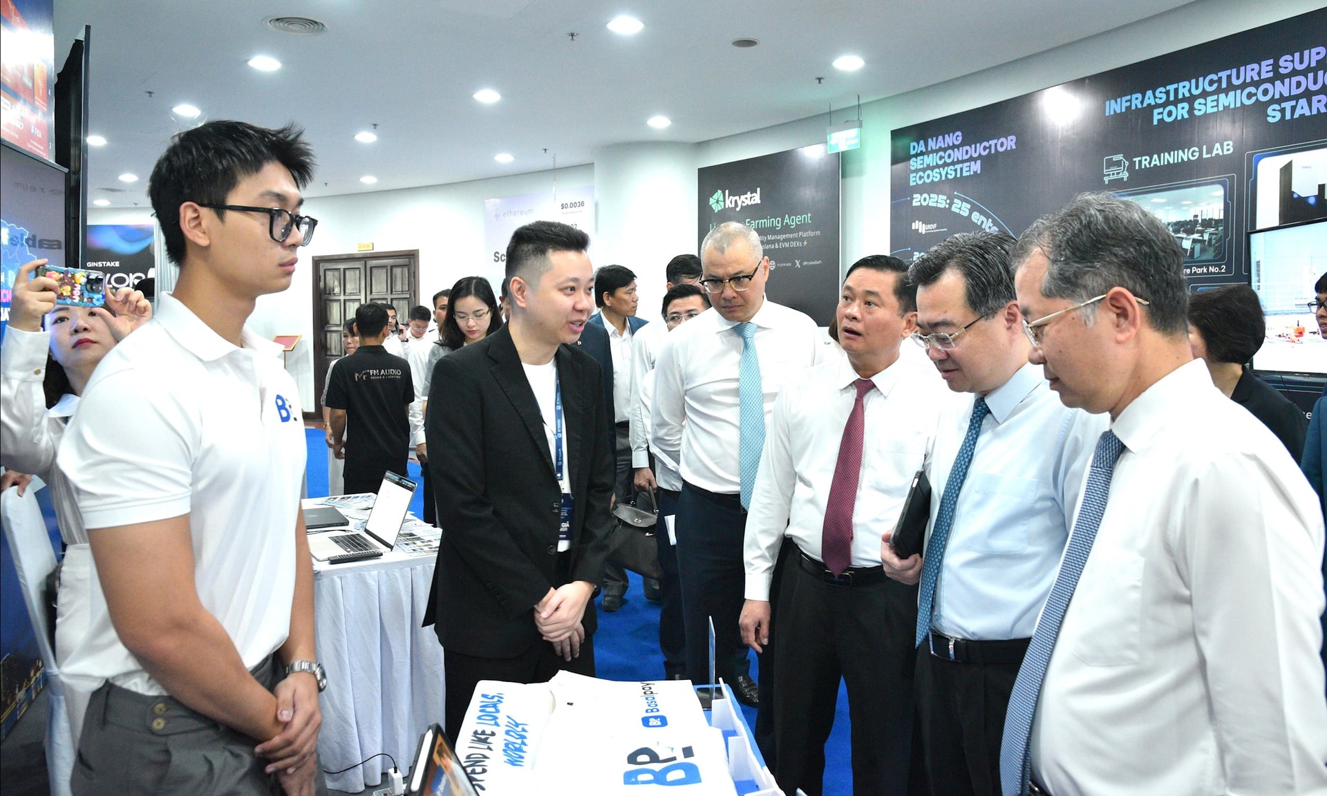 Các đại biểu tham quan gian hàng triển lãm. Ảnh: M.Q - X.D - V.H