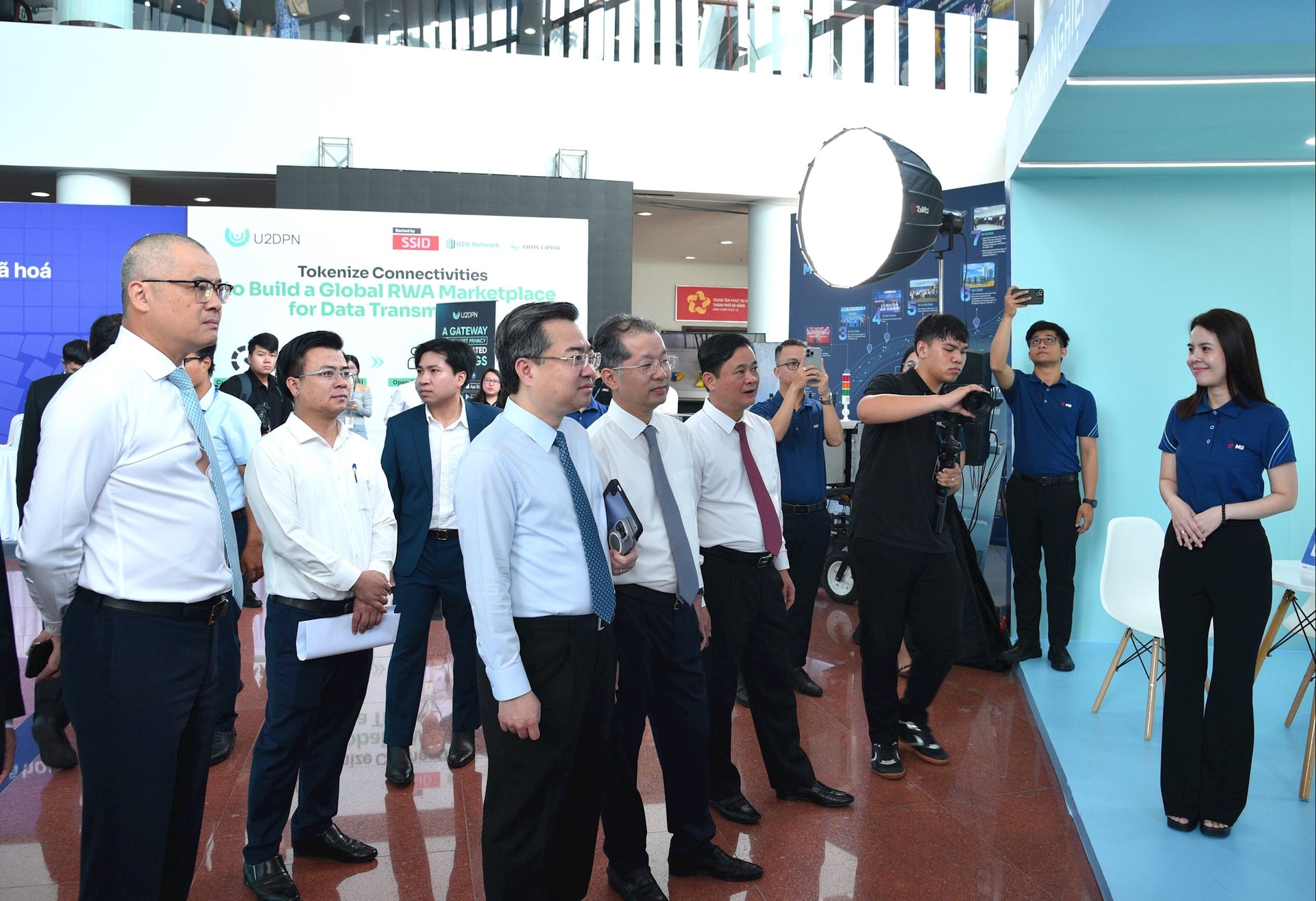 Các đại biểu tham quan gian hàng triển lãm. Ảnh: M.Q - X.D - V.H