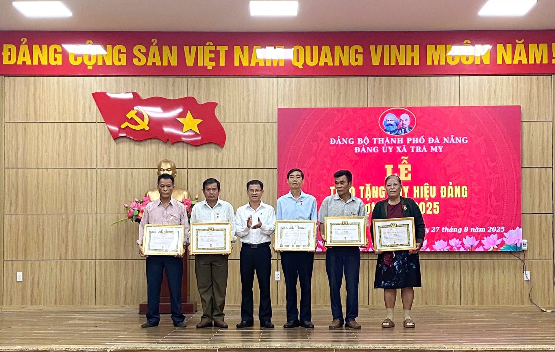 Trao Huy hiệu Đảng cho đảng viên thuộc Đảng bộ xã Trà My. Ảnh: DIỄM LỆ
