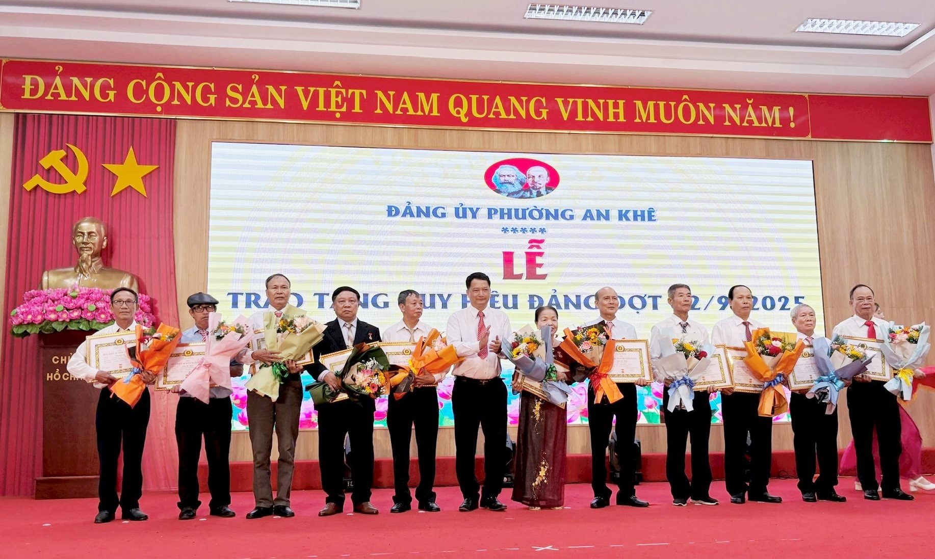 Trao Huy hiệu 45 năm tuổi Đảng cho đảng viên thuộc Đảng bộ phường An Khê. Ảnh: XUÂN THỊNH