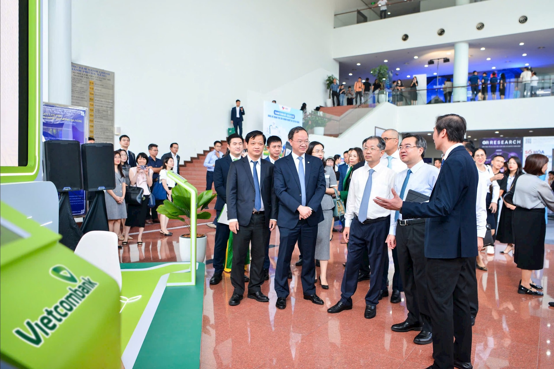 Các đại biểu lắng nghe đại diện gian hàng triển lãm thuyết trình về dự án. Ảnh: M.Q - X.D - V.H