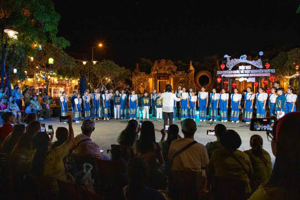1. dan hop xuong giua khong gian duong pho