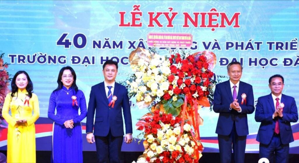 40 nam thanh lap dai hoc Ngoai ngu