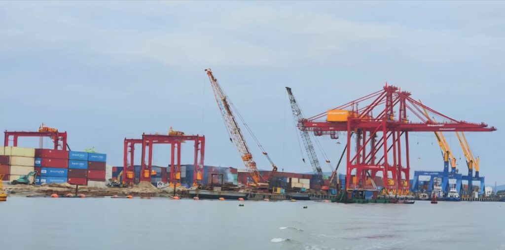 Cang container 8 nam 2025