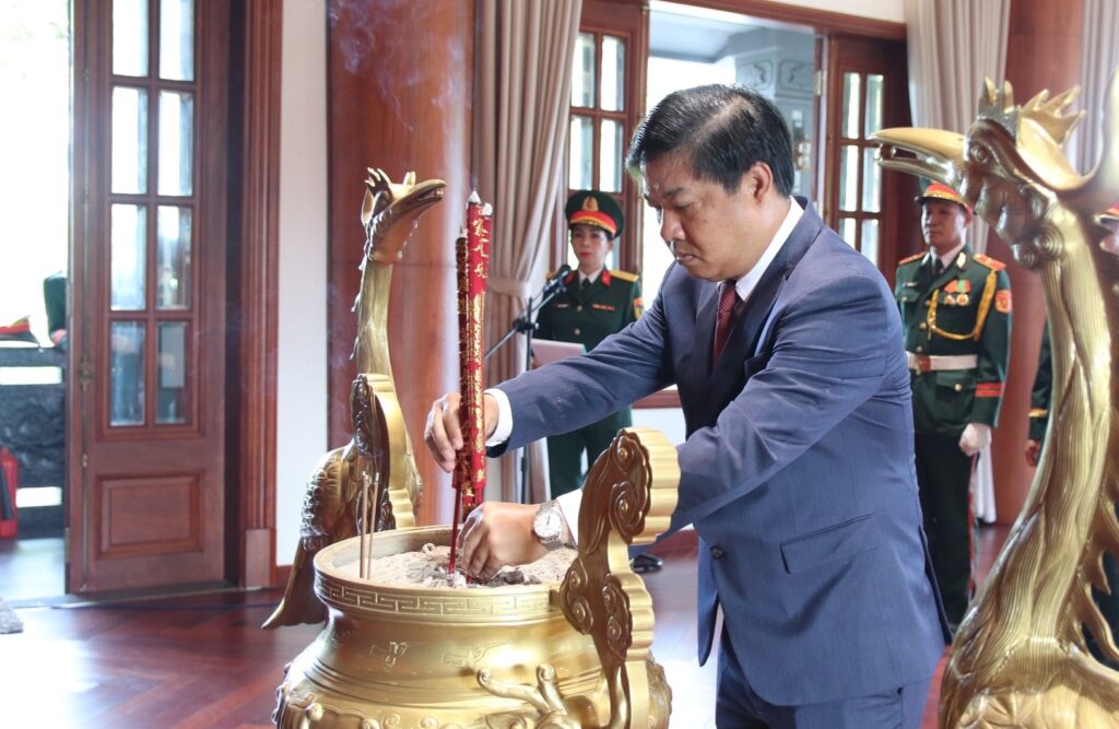 Dâng hương Chủ tịch Hồ Chí Minh trước Đại hội Thi đua yêu nước thành phố Đà Nẵng lần thứ I