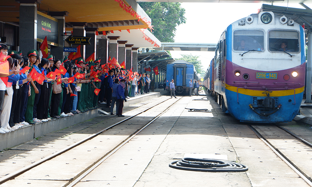Lãnh đạo thành phố đón, động viên lực lượng hoàn thành xuất sắc nhiệm vụ tham gia diễu binh, diễu hành