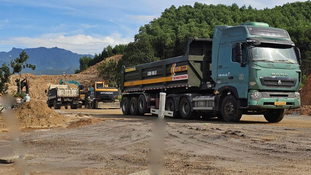 Duong gom 2 ben cao toc Hoa Lien Tuy Loan