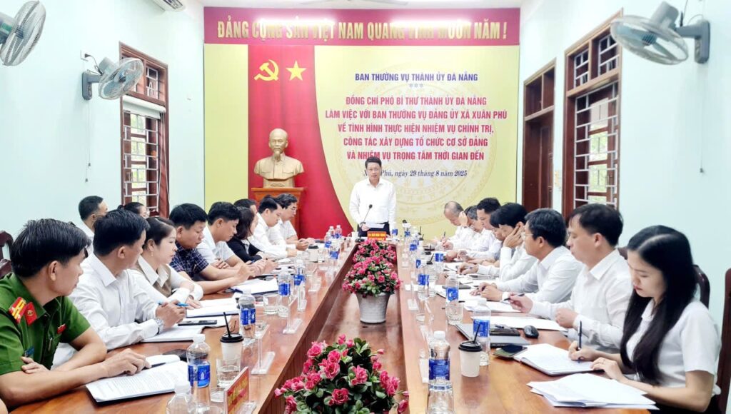 Lam viec voi Dang uy xa Xuan Phu thang 8 2025 1