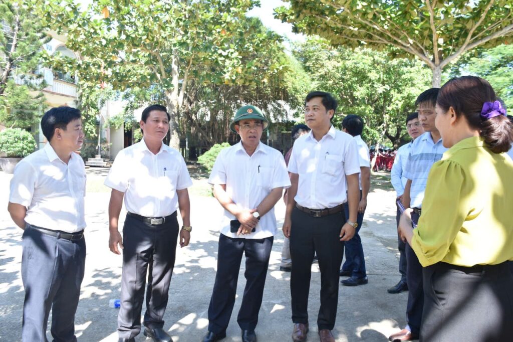 Lam viec voi Duy Xuyen ve giao duc va giam ngheo 1