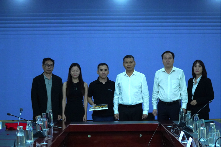 Lam viec voi doi tac xay dung Trung tam Tai chinh quoc te 7