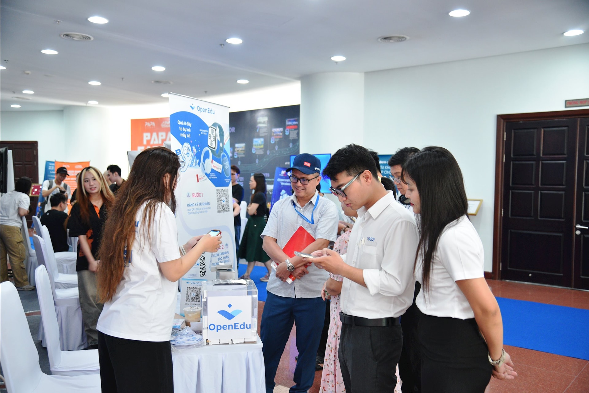Sôi động không gian trưng bày sản phẩm tài chính và công nghệ