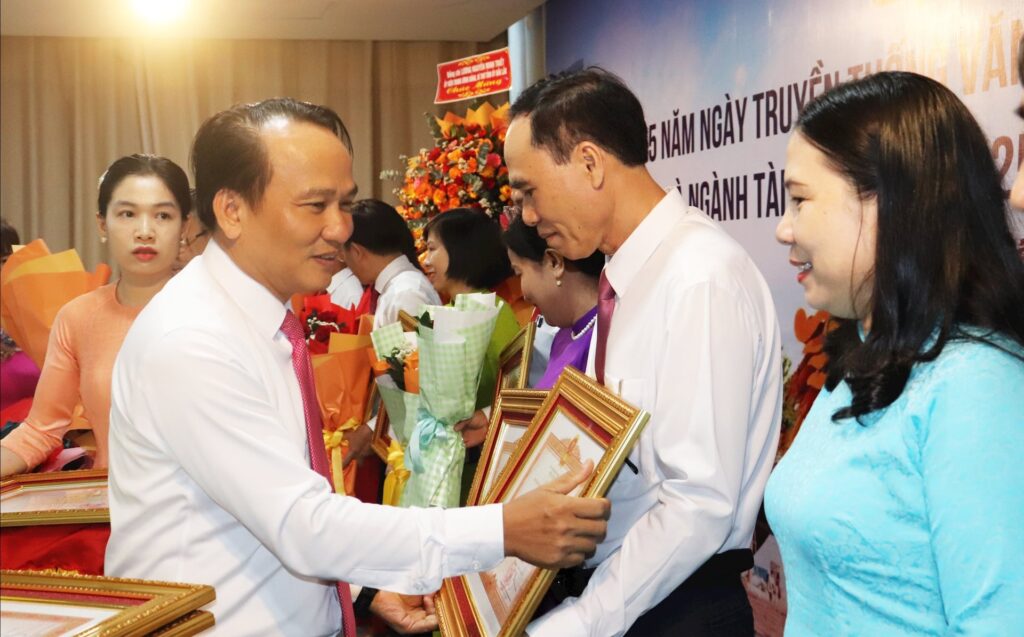 95 nam van phong thanh uy va nganh tai chinh Dang 2