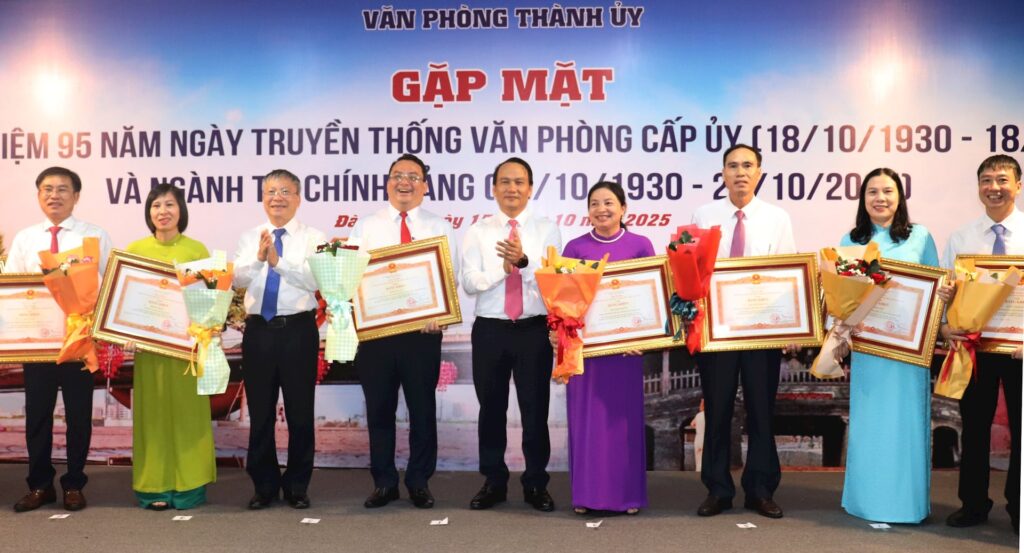 95 nam van phong thanh uy va nganh tai chinh Dang 3
