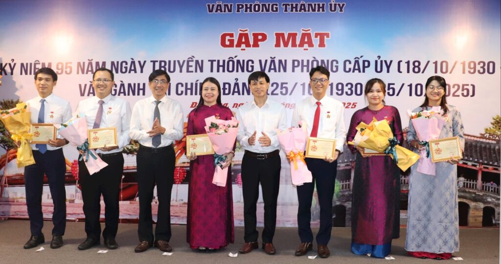 95 nam van phong thanh uy va nganh tai chinh Dang 4