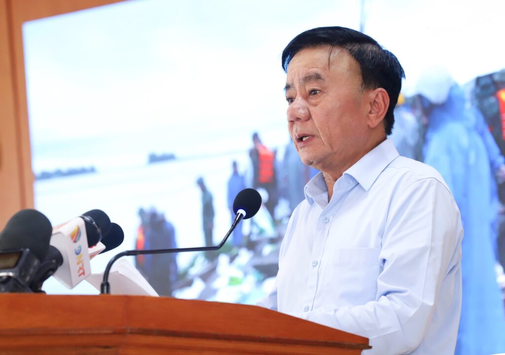 Thường trực Ban Bí thư Trần Cẩm Tú tặng quà cho người dân bị ảnh hưởng lũ lụt tại xã Duy Nghĩa