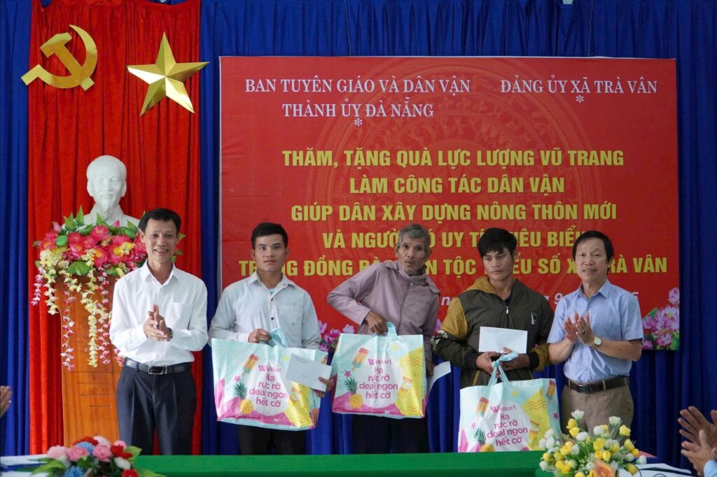 Ban Tuyen giao va Dan van lam viec voi xa Tra Van