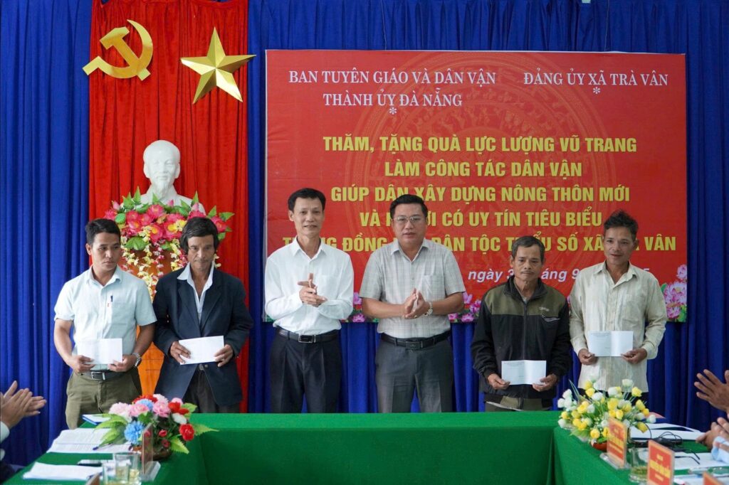 Ban Tuyen giao va Dan van lam viec voi xa Tra Van 1