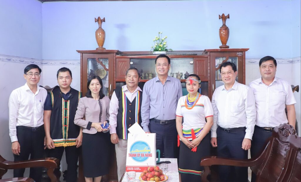 Bi thu Le Ngoc Quang tham Tra Lien 1