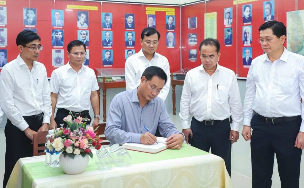 Bi thu Le Ngoc Quang tham Tra Lien 14