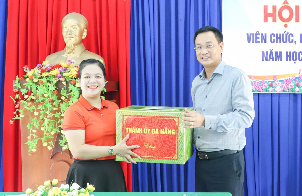Bi thu Le Ngoc Quang tham Tra Lien 16