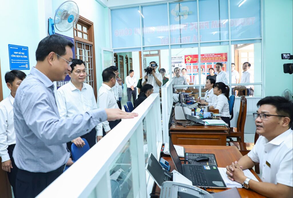 Bi thu Le Ngoc Quang tham Tra Lien 8