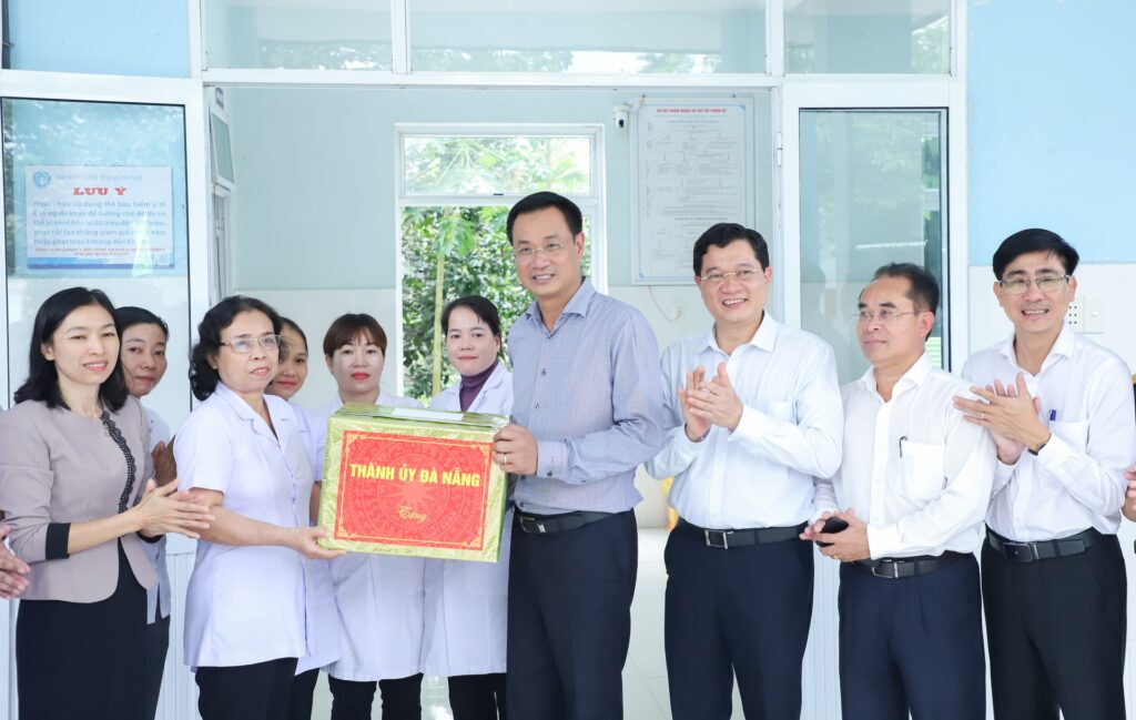 Bi thu Le Ngoc Quang tham Tra Lien 9