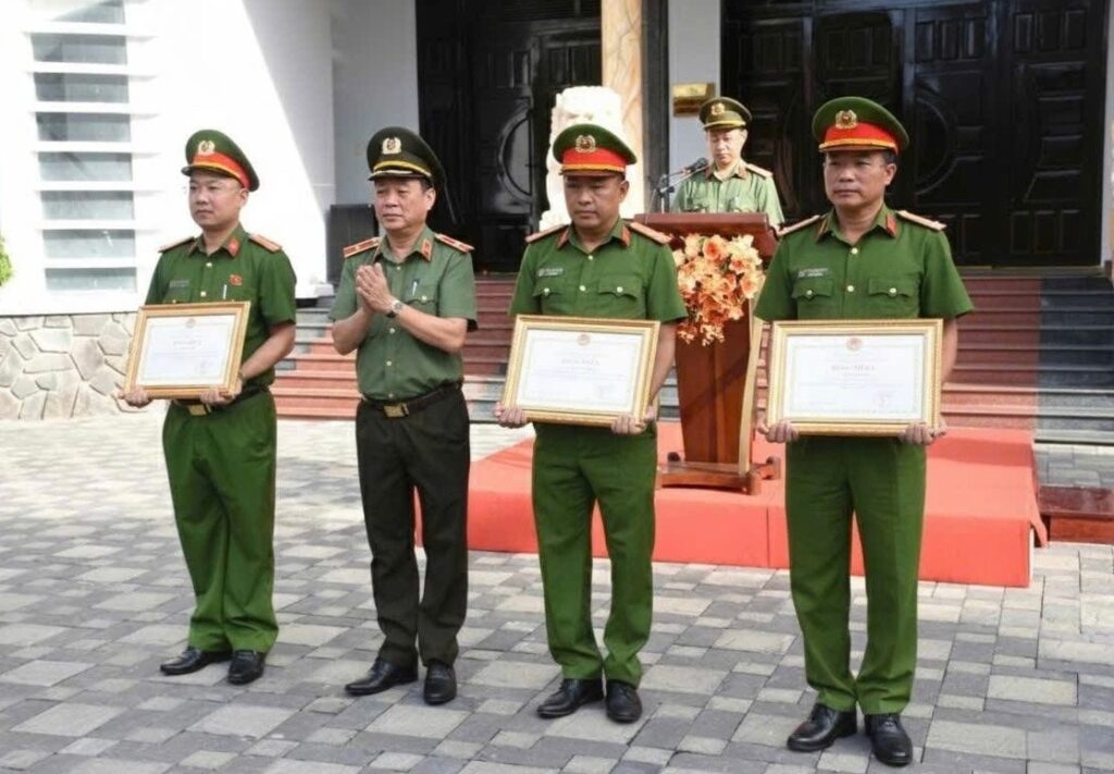 Cong an khen thuong