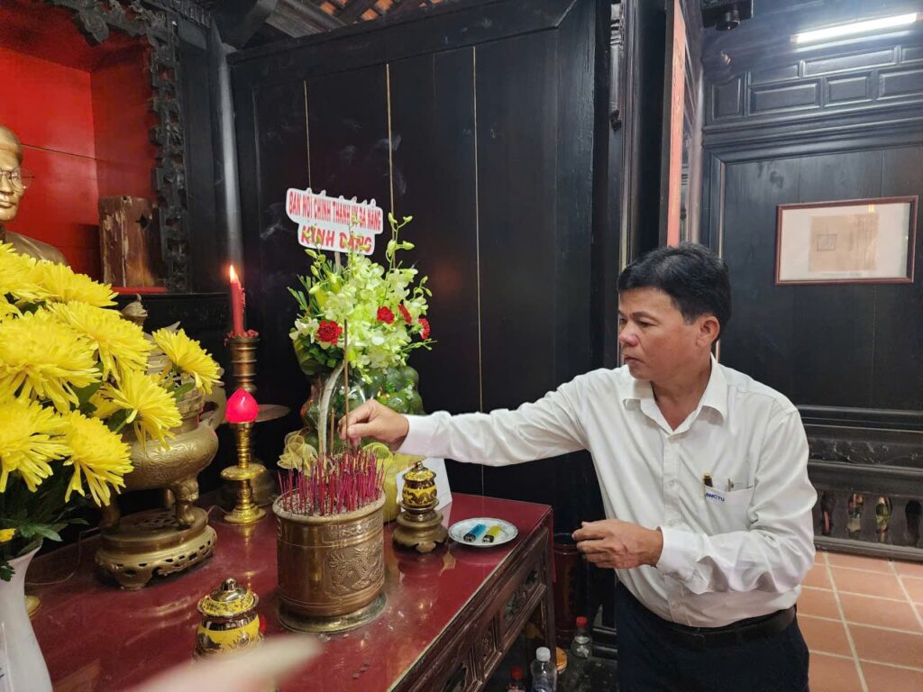 Dang huong cu Huynh Thuc Khang