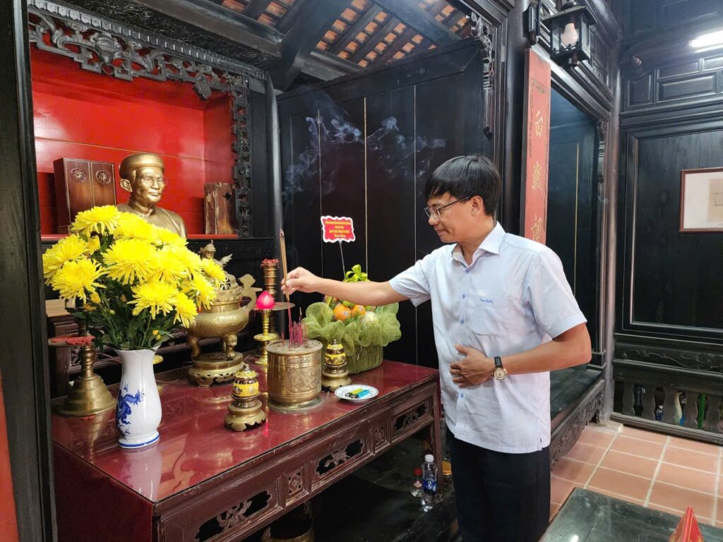 Dang huong cu Huynh Thuc Khang 2