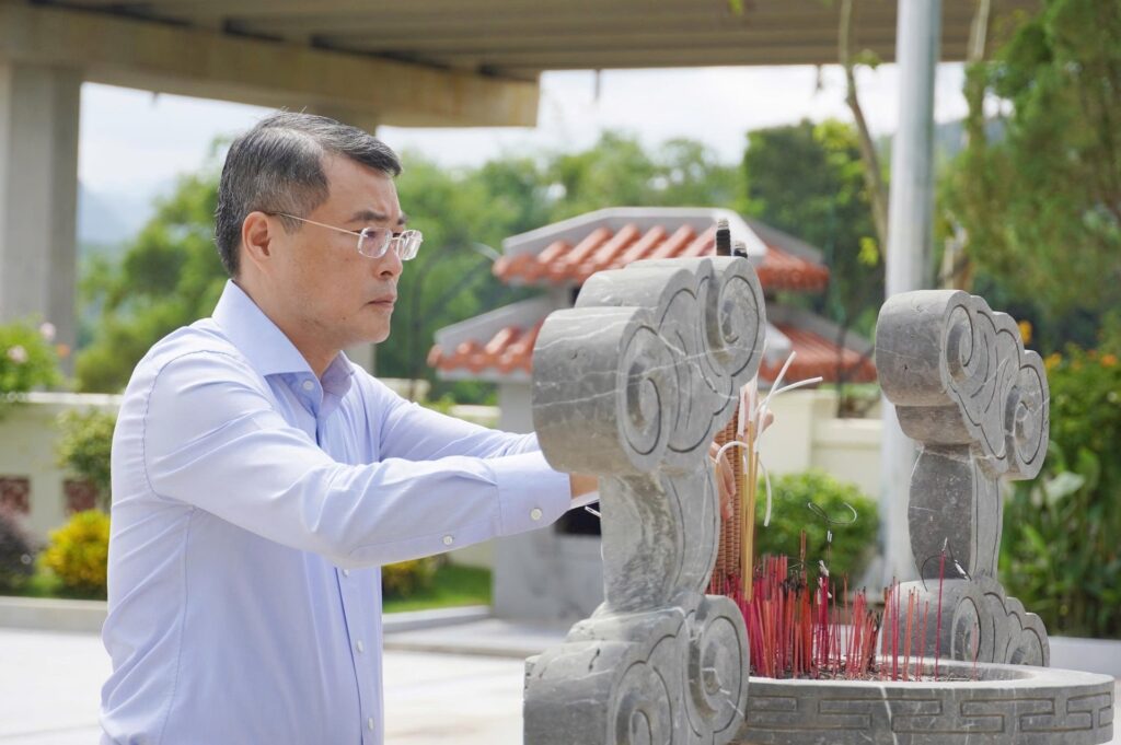 Dang huong dai tuong niem liet si Quang Tri 10 2025