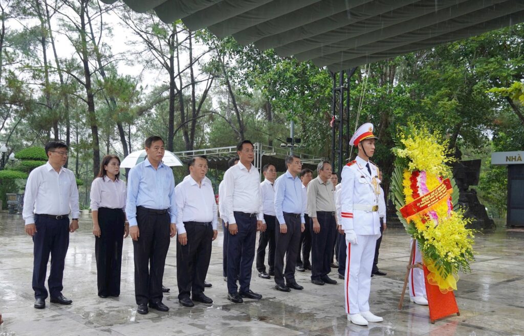 Dang huong dai tuong niem liet si Quang Tri 10 2025 1