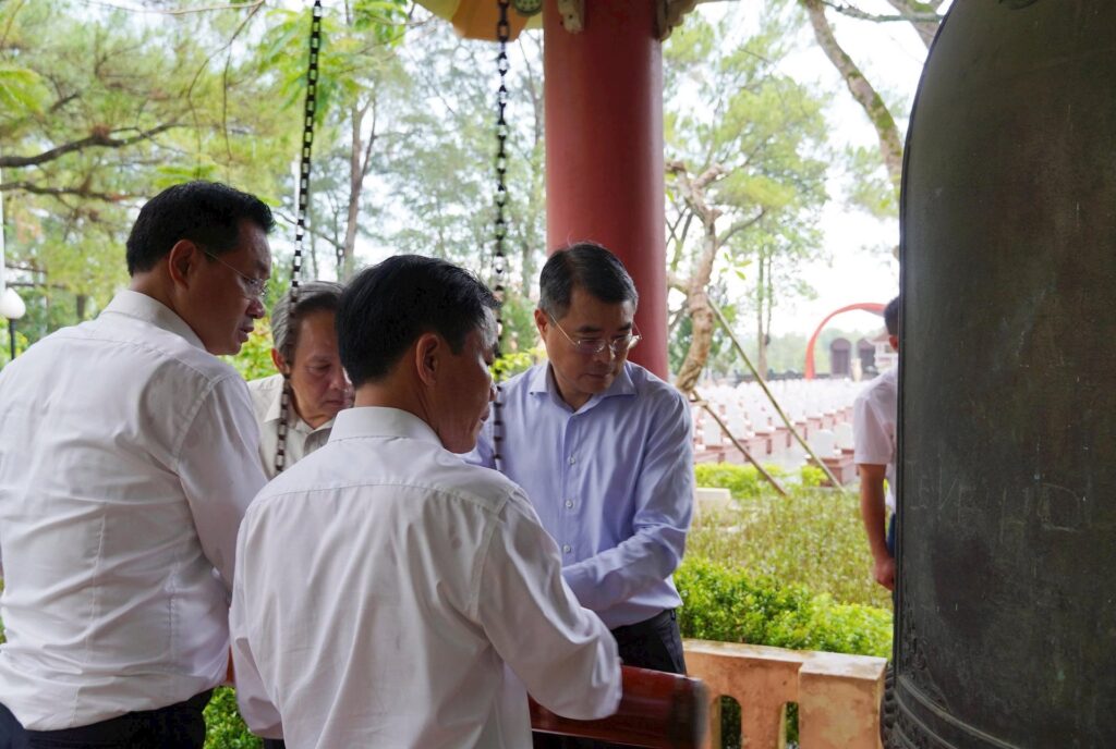 Dang huong dai tuong niem liet si Quang Tri 10 2025 2