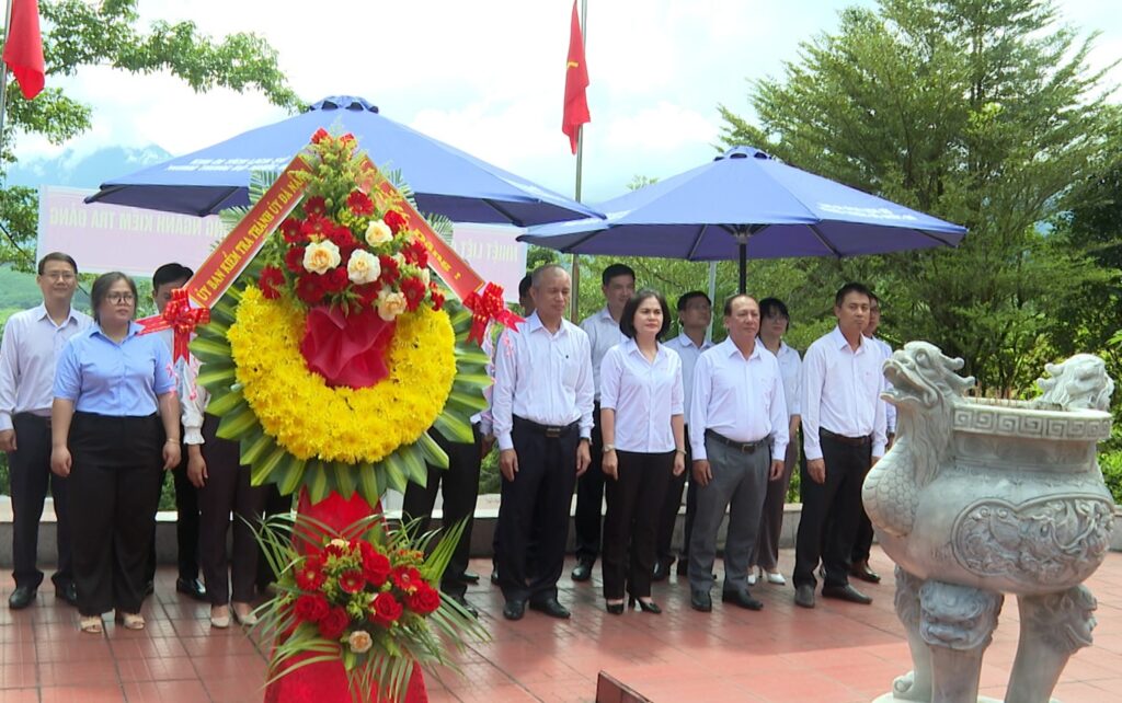 Dang huong nha bia di tich lich su ban kiem tra khu uy khu 5